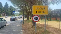 Predlog za preimenovanje v Sveto Lucijo so  pripravili občinski svetniki Samoupravne skupnosti italijanske 
narodnosti.