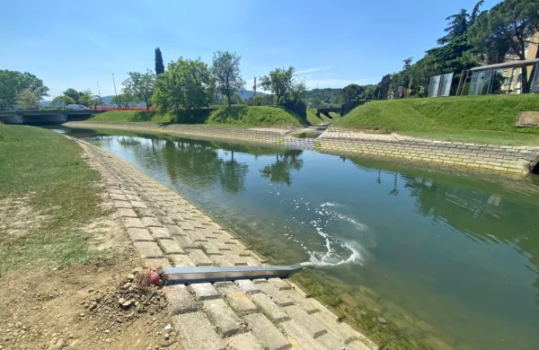 Na stičišču Tomšičeve ulice in Ceste na Markovec so namestili prvo 
od dveh naprav, ki bosta pol leta dnevno dovajali kisik v 
Badaševico.