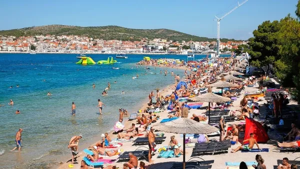 Slovenci še vedno stavimo na bližnjo Hrvaško, cene pa so višje za 
do 50 odstotkov. 