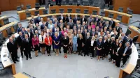 Nasmehi za fotoaparate so hitro ugasnili. Že prve seje državnega 
zbora so zaznamovale ostre besede in poteze. 