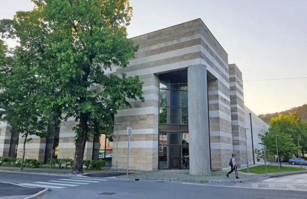 Kljub velikemu številu prijav za novega direktorja Kosovelovega 
doma komisija še ni našla ustreznega kandidata. Težava je v 
prenizki plači.