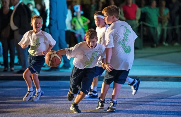 Gibanje je pomembno za telesno in duševno zdravje, krepi pa tudi 
intelektualne sposobnosti. 
