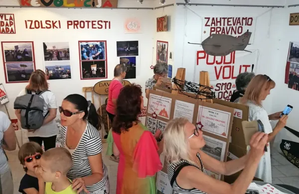 Na razstavi so predstavljene  ideje protestniškega delovanja v 
zadnjih dveh letih.