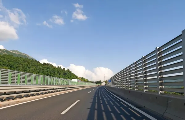 Dars je objavil javno naročilo za izvedbo protivetrne zaščite na 
celotni trasi H4 od razcepa Nanos do vkopa Vipavski Križ. Hkrati 
bodo na tem odseku obnovili tudi vozišče in postavili dodatno 
pilotno steno na Rebrnicah.