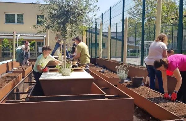 Otroci so z veseljem poprijeli za delo in se učili - za življenje. 