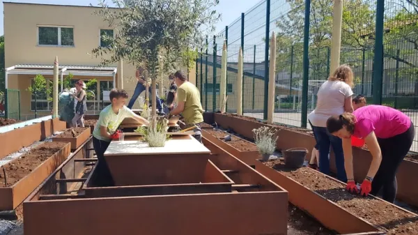 Otroci so z veseljem poprijeli za delo in se učili - za življenje. 