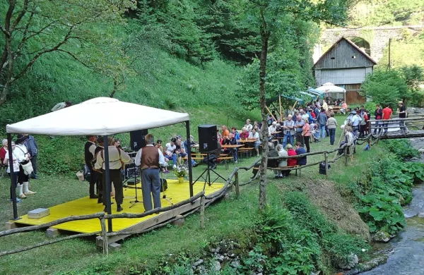 Kulturno tehnično turistično društvo Baška dediščina v Baški 
grapi ohranja in povezuje naravno, tehnično, literarno, filmsko in 
industrijsko dediščino v kulturni turizem.