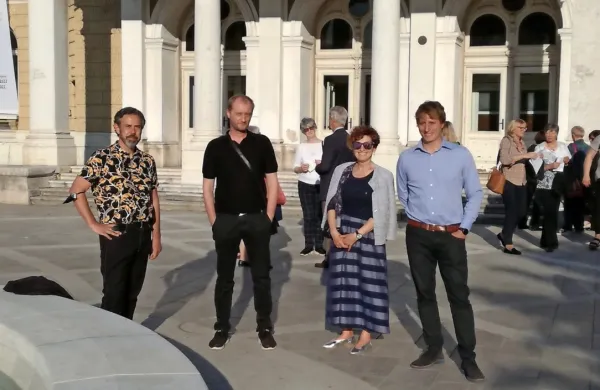 Predstavniki vodstva SSG in HNK Ivana Zajca in nekateri udeleženci gledališkega “vzleta” pred začetkom premiere predstave E 
la nave va v Reki  