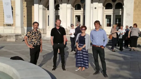 Predstavniki vodstva SSG in HNK Ivana Zajca in nekateri udeleženci gledališkega “vzleta” pred začetkom premiere predstave E 
la nave va v Reki  