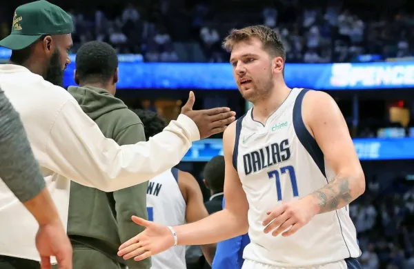Luka Dončić se je pridružil trem legendam -  Larryju Birdu, Georgeu 
Gervinu in Timu Duncanu, ki so bili doslej edini s tremi ali štirimi 
uvrstitvami v začetno peterko v svojih prvih štirih sezonah v ligi 
vse od združitve lig ABA in NBA v sezoni 1976/77.