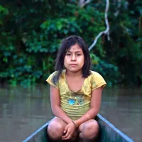 Projekcijo filma Na bregovih Pastaze bo obiskala režiserka Inês T. Alves in  zatem  odgovarjala na vprašanja gledalcev.