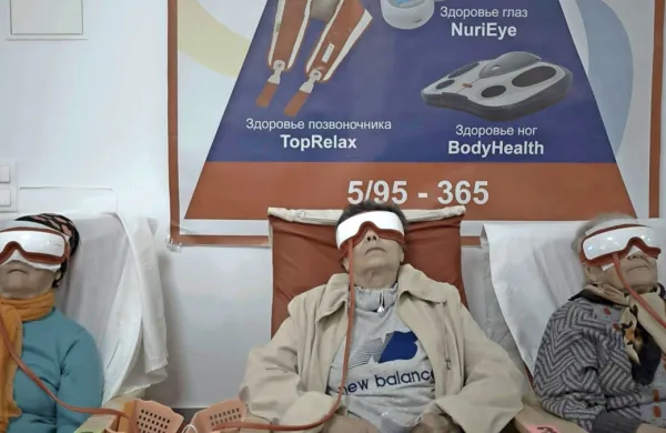 Moja babica z Marsa: po priključitvi Krima Rusiji se babica poskuša vključiti v staro 
okolje nove države, a odločitev, ali ostati ali oditi, postaja s časom vse nujnejša.