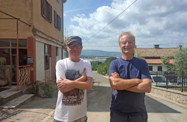 Marino Legovič in Metod Mezek na Rožniku, od koder se  vidi 
avtomobile v Luki Koper in prah s terminala za premog ter sliši 
hrup velikih ladij za prevoz avtomobilov.