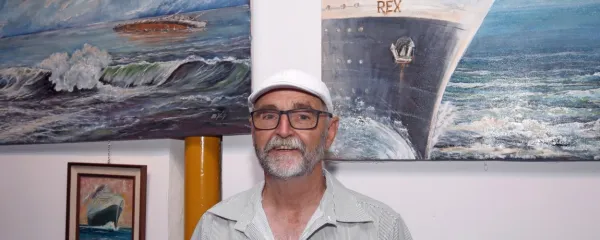 Marjan Kralj pred svojimi slikami v  klubskem prostoru kulturnega  doma ob odprtju razstave. V Centru za kulturo, šport in 
prireditve dopuščajo, da bodo avgusta razstavo  ponovili. 