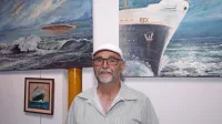 Marjan Kralj pred svojimi slikami v  klubskem prostoru kulturnega  doma ob odprtju razstave. V Centru za kulturo, šport in 
prireditve dopuščajo, da bodo avgusta razstavo  ponovili. 