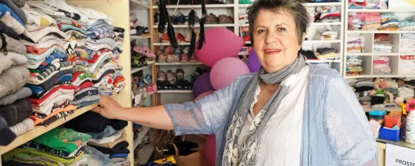 Majda Smrekar je gonilna sila Humanitarnega društva Kid, ki med drugim zbira oblačila in obutev za otroke iz socialno šibkih družin.    
