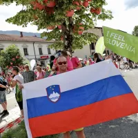 Gledalci so  za kolesarsko karavano v Posočju pripravili lepo 
kuliso. 