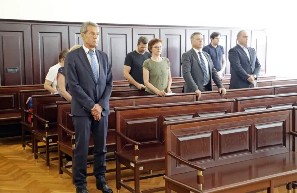 Sodišče je pritrdilo zagovornikom obtoženih, ki so za vse predlagali oprostilne sodbe.