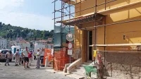 Kamniti cokel je povsem odstranjen, delavci pa bodo naredili 
drugega, pri katerem bodo uporabili stare, še dobre kamne in 
primerno obdelane nove. 