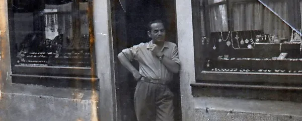 Tomo Shiroka pred zlatarno v začetku Čevljarske ulice leta 1957