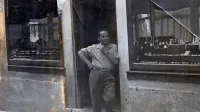 Tomo Shiroka pred zlatarno v začetku Čevljarske ulice leta 1957