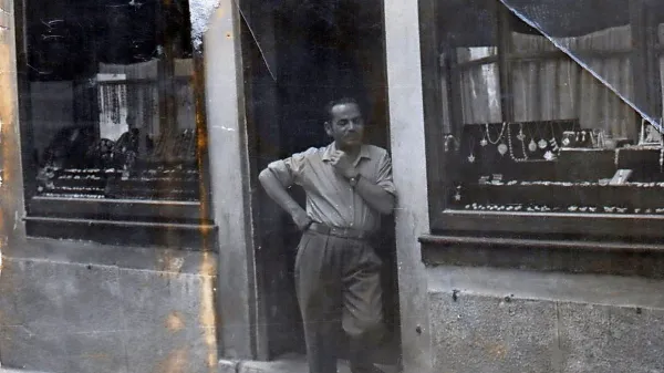 Tomo Shiroka pred zlatarno v začetku Čevljarske ulice leta 1957