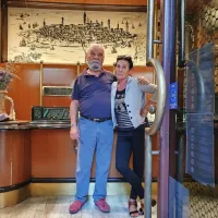 Greta in brat Gigi Shiroka. V ozadju krasi steno zlatarne Gigijeva slika Kopra, saj je zelo rad 
risal. Fotografija je nastala konec septembra 2021, le mesec dni pred Gigijevo smrtjo.