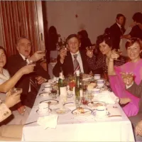 Na fotografiji - tretji z leve je Nikola Stefanovski s soprogo, ob njem 
pa Marjan Kačinari s soprogo (Zlatarstvo Kačinari); skupaj praznujejo prihod novega leta. Utrinek je iz osemdesetih let. 