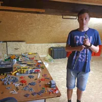 Umetniške inštalacije nastajajo v skrbno urejenem  kotičku na 
podstrešju domače hiše. 