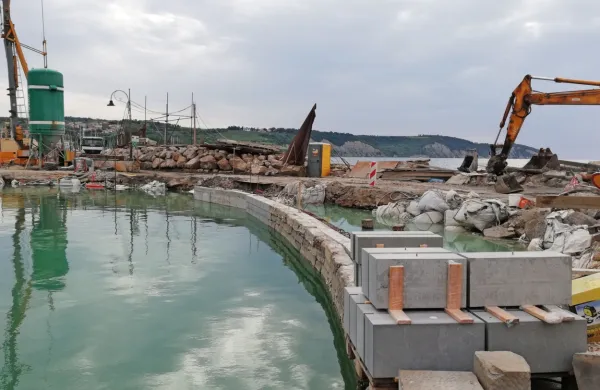  V izolskem mandraču zbode v oči izrazita ločnica   starega    in novega  peščenjaka. 