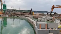  V izolskem mandraču zbode v oči izrazita ločnica   starega    in novega  peščenjaka. 