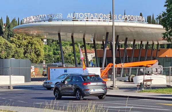 Postavitve  napisa na avtobusni postaji ne bodo spreminjali, zato 
bo še najprej z dveh smeri  vožnje najprej videti italijanski naziv  
Autostazione di Capodistria.