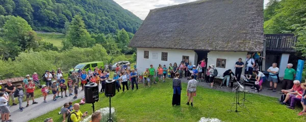 Pohodnikom vseh generacij so otroci s  kulturnim programom postregli na pisateljevi domačiji v Bukovci pri Slapu ob Idrijci.  