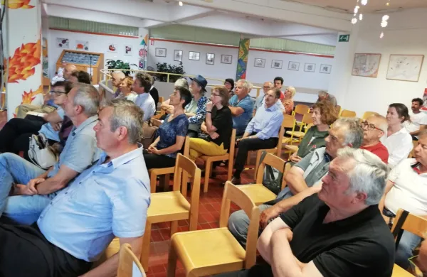 Na okrogli mizi, ki je pritegnila precej ljudi, so se zavzeli za  
interdisciplinarno in vključujočo prenovo kraških vasi, ki ohranja 
dediščino, izboljšuje zunanji javni prostor ter kakovost bivanja 
ljudi.