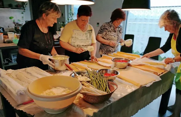 Članice Društva žena Miren-Orehovlje, so združile moči, da bi 
njihova špargljeva rolada  prišla v Guninessovo knjigo rekordov.