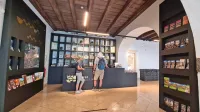 Nekateri sobodajalci so kritični do   Zavoda za mladino, kulturo in 
turizem. “Vloga zavoda ni zadovoljevanje potreb in želja posameznikov,” poudarjajo na zavodu   (na fotografiji  TIC    v Pretorski 
palači).