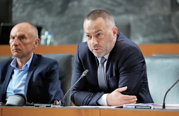 V ekipi, ki je Danijelu Bešiču Loredanu pomagala pripravljati 
program, sta tudi dva nekdanja ministra, Aleš Šabeder (levo) in 
Dorjan Marušič.