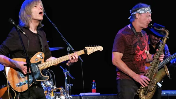 Kitarist Mike Stern in saksofonist Bill Evans sta  bila v Portorožu vrtoglavo energična in ganljivo nežna. 