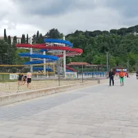 Kopališče v Simonovem zalivu v ponedeljek popoldne, ko je bilo za 
kopanje in sončenje premrzlo. 