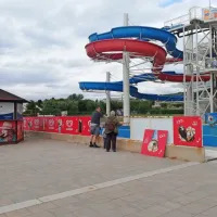 Kopališče v Simonovem zalivu v ponedeljek popoldne, ko je bilo za 
kopanje in sončenje premrzlo. Za ograjo okrog tobogana pristojni 
zagotavljajo, da jo bodo popravili in pobarvali pred 15. junijem, ko 
odprejo kopalno sezono. 