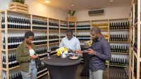 V Vinakoprovi vinoteki v Akri kupci lahko izbirajo med enajstimi 
vini.