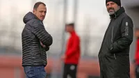 Davor Škerjanc (levo) je kljub slabim rezultatom neomajno 
podpiral trenerja Dušana Kosića, ki ostaja na čelu rdeče-črnih.