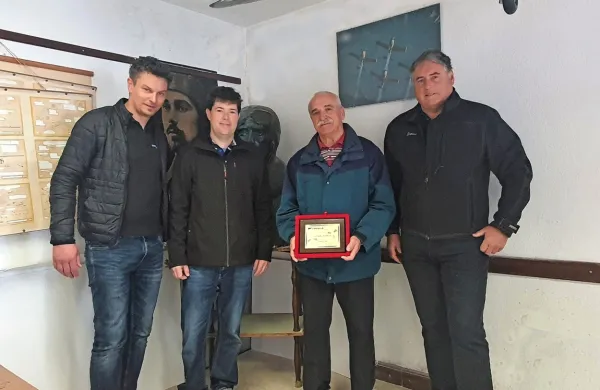 Z leve proti desni: novi predsednik ajdovskega aerokluba  Andrej 
Trošt, novi upravnik letalske šole Jaka Mozetič, dolgoletni  upravnik letalske šole Stojan Štokelj in član upravnega odbora kluba 
Vojko Velikonja.  