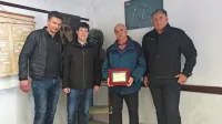 Z leve proti desni: novi predsednik ajdovskega aerokluba  Andrej 
Trošt, novi upravnik letalske šole Jaka Mozetič, dolgoletni  upravnik letalske šole Stojan Štokelj in član upravnega odbora kluba 
Vojko Velikonja.  