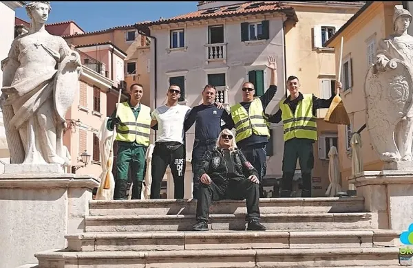 Delavci Okolja Piran z  Boro na čelu v videospotu nagovarjajo ljudi 
k vestnemu ravnanju z odpadki in skrbi za javno higieno.