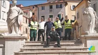 Delavci Okolja Piran z  Boro na čelu v videospotu nagovarjajo ljudi 
k vestnemu ravnanju z odpadki in skrbi za javno higieno.