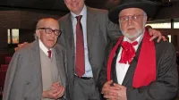 Pred devetimi leti so se na simpoziju Pahoriana danes v ljubljanskem  Cankarjevem domu srečali (z leve)  Boris Pahor, njegov 
francoski založnik Pierre Guillaume de Roux, čigar življenje je 
bolezen pretrgala lani,  in Evgen Bavčar. 