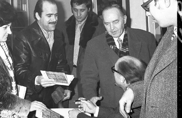 Miroslav Košuta je  Pahorja leta '71 prosil za podpis, ovekovečil ju je  Mario Magajna. 

 