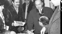 Miroslav Košuta je  Pahorja leta '71 prosil za podpis, ovekovečil ju je  Mario Magajna. 

 