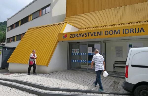 Od junija do konca avgusta bosta v Zdravstvenem domu vsem 
občanom na voljo le dve nadomestni ambulanti.